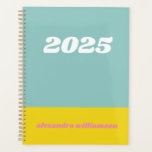 ティール（緑がかった色）2025の幾何色ブロックパーソナライズされた プランナー手帳<br><div class="desc">この幾何学色ブロック2025しゃれているプランナーをティール（緑がかった色）と黄色で使用してレトロのtouchで整理する。レトはっきりしたロインスパイア鮮やかデザインは、おもしろいを作り出すモダンカラーブロックを備える。その古い形式で、いつでも計画を開始でき、スケジュールに合わせて柔軟に計画を立てることができる。名前を付けてカスタマイズしユニークたスタイリッシュ、touch。このプランナーは毎日のルーティンポップ・アートのグに色と創造性を追加するのに最適で、すべて保はスタイルで組織！</div>