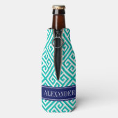 ティール(緑がかった色)Whtギリシャ語鍵Diag Tネイビーネームモノグラム ボトルクーラー (ボトル裏面)