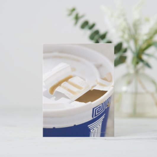 テイクアウトコーヒーのクローズアップ ポストカード (スタンド正面)