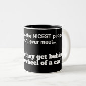 テキサス人 - 友好的な人々...ただし運転中は除く！ ツートーンマグカップ (正面右)