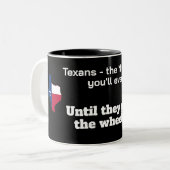 テキサス人 - 友好的な人々...ただし運転中は除く！ ツートーンマグカップ (正面左)