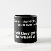 テキサス人 - 友好的な人々...ただし運転中は除く！ ツートーンマグカップ (中央)