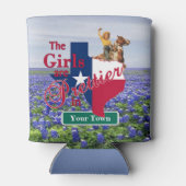 テキサス州の女かわいらしの子は(名前をカスタムする)ブルーボンにいる 缶クーラー (裏面)