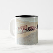 テキサス州の引きずる長角牛(キャンバスの油) ツートーンマグカップ (正面左)