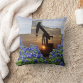 テキサス州の油ポンプのジャックの日没およびBluebonnets クッション (ブランケット)