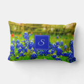 テキサス州エレガントブルーボンネットブルーフローラモノグラム ランバークッション (裏面)