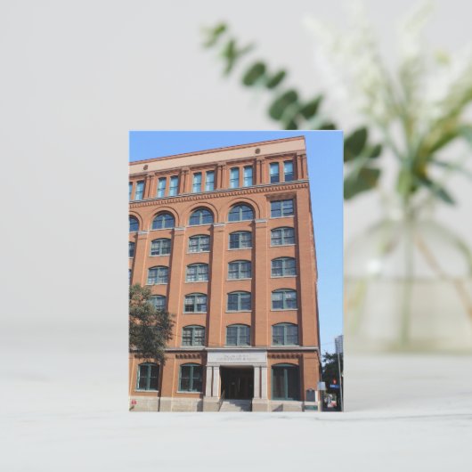 テキサス州ダラス市エルム通りにあるブックデポジトリー（6階建て博物館） ポストカード (スタンド正面)