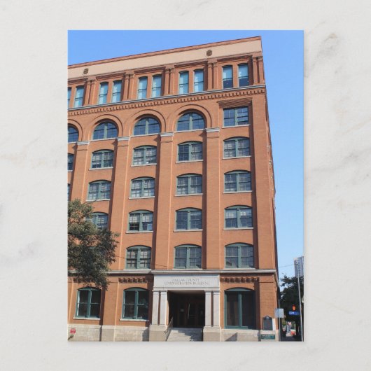 テキサス州ダラス市エルム通りにあるブックデポジトリー（6階建て博物館） ポストカード (正面)