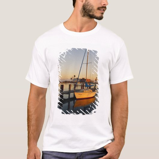 テキサス州ロックポートの夕焼けの港 Tシャツ (正面)
