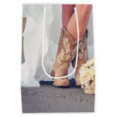 テキサス州新婦インブーツブライダルシャワー ミディアムペーパーバッグ (裏面)