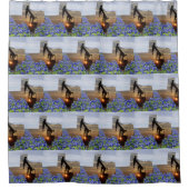 テキサス州油ポンプジャックオンサンセットオンブルーボンネット シャワーカーテン (正面)