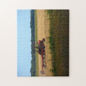 テキサス州牧場の赤いトラクターで干し草を収穫 ジグソーパズル (縦)