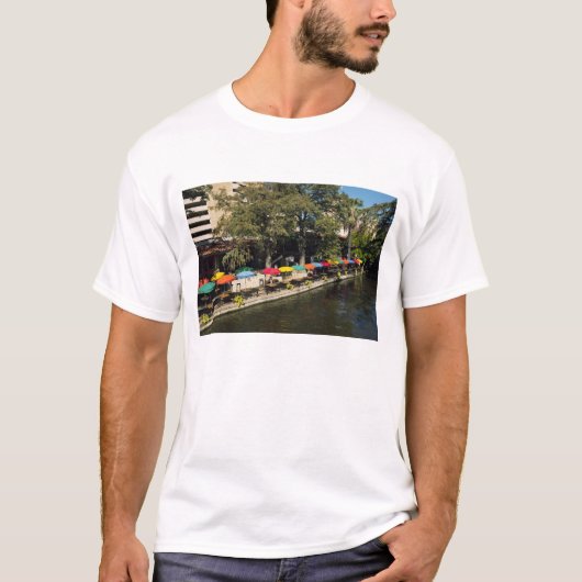 テキサス州、リバーウォーク、川辺のダイニング Tシャツ (正面)