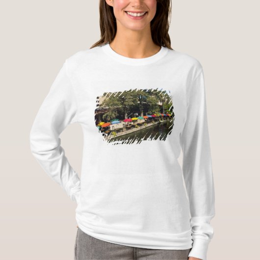 テキサス州、リバーウォーク、川辺のダイニング Tシャツ (正面)