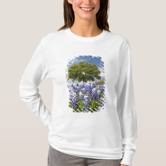 テキサス・ブルーボネット(lupinus texensis)とオークの木 tシャツ (正面)