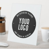 テキストとアップロードされたロゴ | 編集可能な黒と白 台座サイン (インサイチュ)