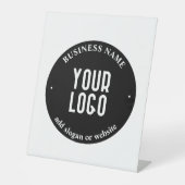 テキストとアップロードされたロゴ | 編集可能な黒と白 台座サイン (正面)