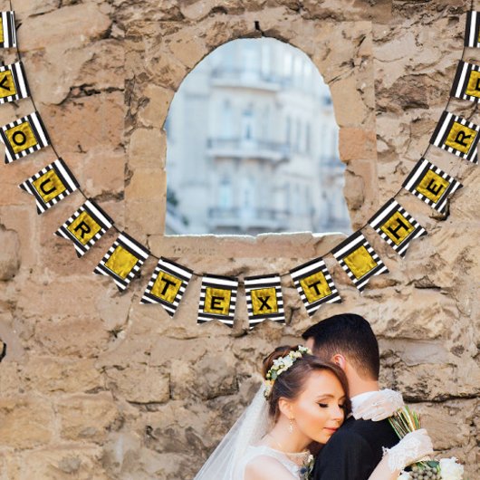 テキストはこちら金ゴールド、白黒ストライプ文字 バンティングフラッグ