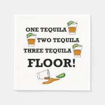 テキラショットグラスとライムウェッジカクテル