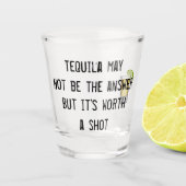 テキーラは答えではないかもしれないが、それはショットの価値がある ショットグラス (正面)