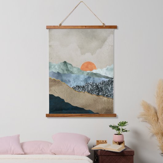 テクスチャのある山の層と夕焼けの輝き 吊り下げ型タペストリー (寝室)