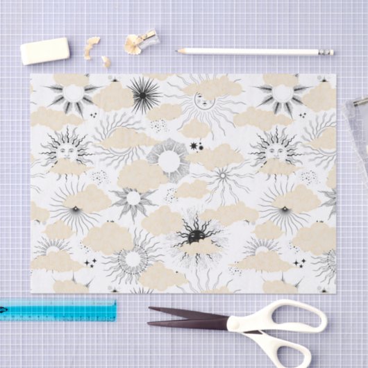 テクスチャの黄褐色の雲の背後にある様式化された黒い太陽 薄葉紙 (クラフト)