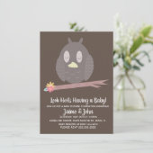 テクスチャフクロウの木の赤ちゃんシャワー性別の表示 招待状 (スタンド正面)