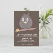 テクスチャフクロウの木の赤ちゃんシャワー性別の表示 招待状 (スタンド正面)