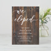 テクスチャードウッドの手書きの"We Eloped"タイポグラフィ 招待状 (スタンド正面)