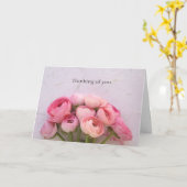 テクスチャ上の考えるピンクのランナキュラス カード (黄色い花)