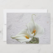 テクスチャ付きの背景シャワー上のカラのユリ 招待状 (裏面)