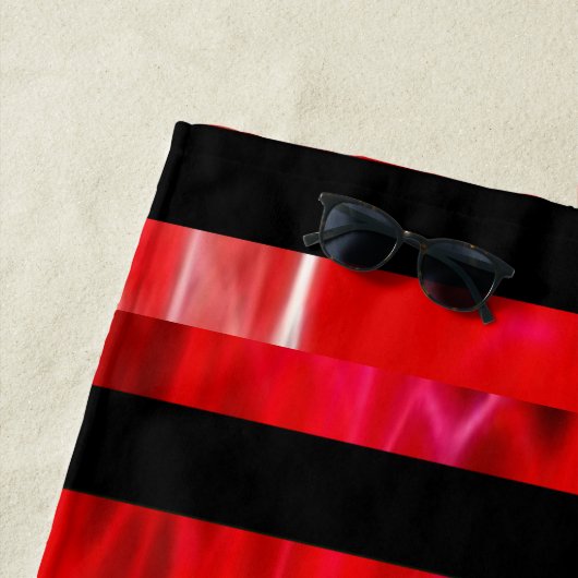 テクスチャ付きの赤と黒のストライプ ビーチタオル (インサイチュ)