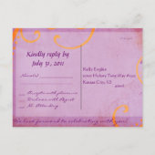 テクスチャ付きプラムとオレンジ色の渦巻き旋回RSVPはがき インビテーションポストカード (裏面)