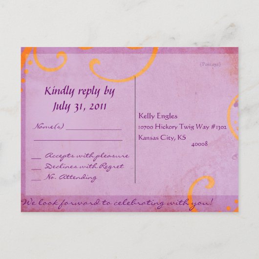 テクスチャ付きプラムとオレンジ色の渦巻き旋回RSVPはがき インビテーションポストカード (裏面)
