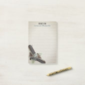 テクスチャ付き背景の上の羽のカスタム ポストイット (デスク上)