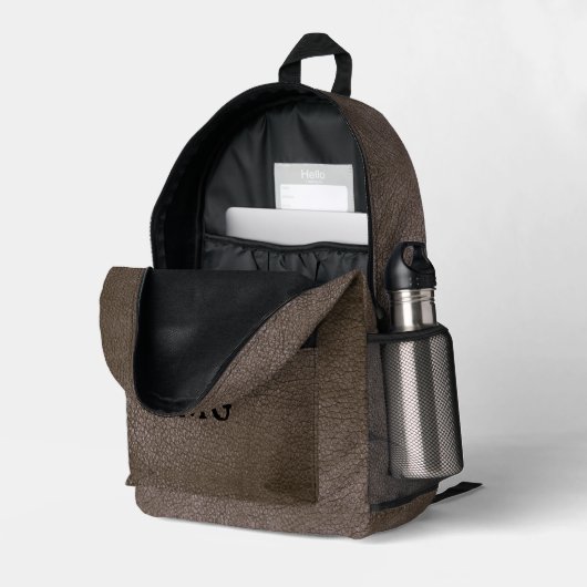 テクスチャ付き茶色フェイク革モノグラム プリントバックパック (裏面右端 (見開き))