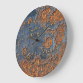 テクスチャ付き錆びた金属の背景。 ラージ壁時計 (傾斜)
