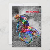 テクニカラーマウンテンバイクもしくは自転車に乗る人が競走する登山道 招待状 (正面)