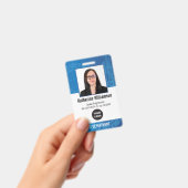 テクノロジ企業の社員のロゴと写真ID バッジ (手持ち)