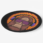 テクノ眼鏡とヘッドホンを身に着けている大足 ペーパープレート (アングル)