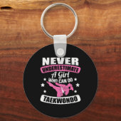 テコンドーできる女の子を決して過小評価しない キーホルダー (正面)