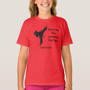 テコンドーの女の子のティーはポニーテールがだまさないようにしません Tシャツ