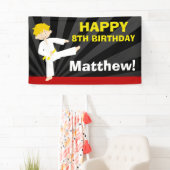 テコンドーの空手の黄色ベルトのブロンドの男の子の誕生日 横断幕 (インサイチュ)