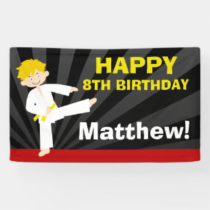 テコンドーの空手の黄色ベルトのブロンドの男の子の誕生日 横断幕