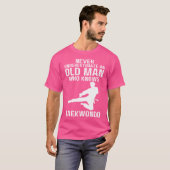 テコンドーを知っているおじいさんを決して過小評価しない Tシャツ (正面フル)