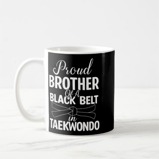 テコンドー黒帯を持つ兄を誇りに思う コーヒーマグカップ (左)