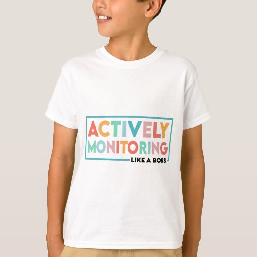 テスト日の先生がボスのようにアクティブに監視 Tシャツ (正面)