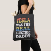 テスラは本当の電気パパ Funny EV Enthusi トートバッグ (クローズアップ)