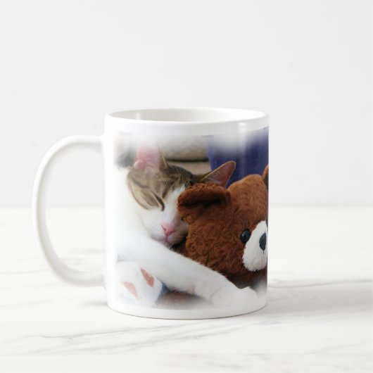 テディのマグが付いている睡眠の子猫 コーヒーマグカップ (左)