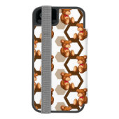 テディの配列のイラストレーションは白に関係します INCIPIO iPhoneウォレットケース (フォリオ裏面)